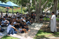  بالفيديو: صلاة جمعة حاشدة في حديقة العجمي بيافا اثر عرقلة انطلاق الحافلات للأقصى